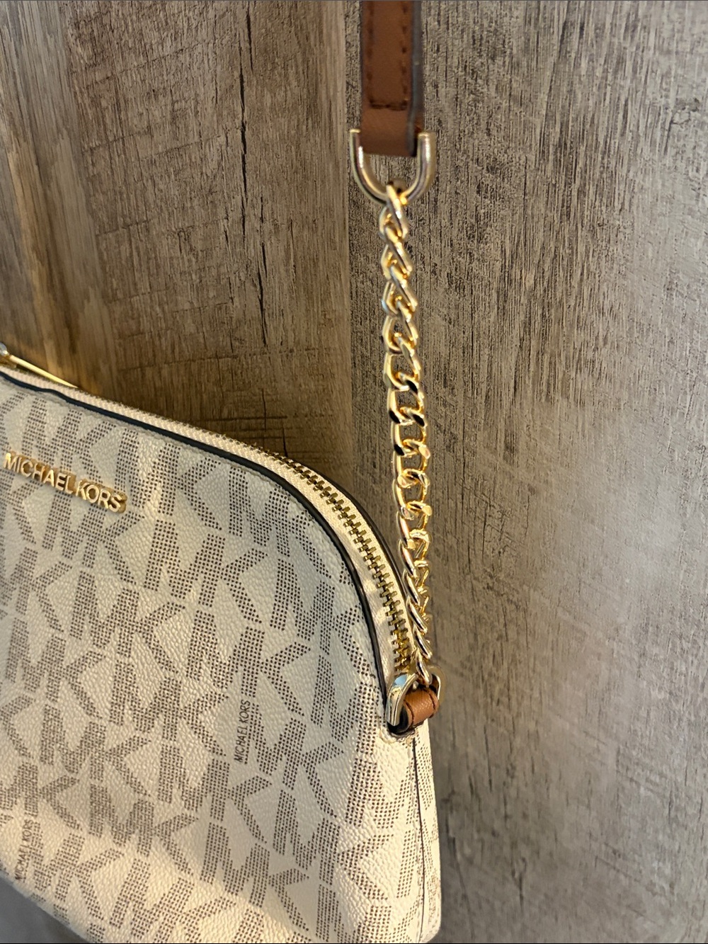 Michael Kors Cindy dome Cream & Beige MK Logo Crossbody Gold Chain Leather - Picture 2 of 12